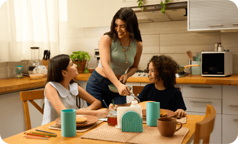 Familia desayunando en casa